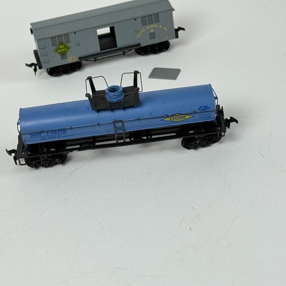 HO Scale Vintage Burlington Boxcar Wells Fargo Car & DOW Chemical Tanker - Picture 4 of 7